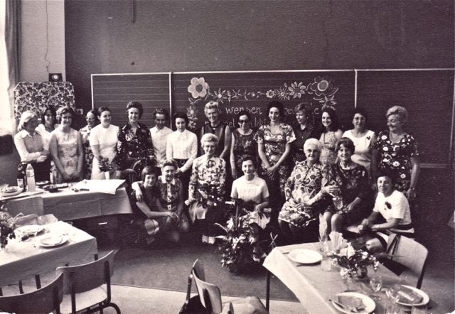 Het idee om voor het bord samen te troepen gaf aan nazaten vele jaren later voer voor discussie waar deze bijeenkomst nu over ging.